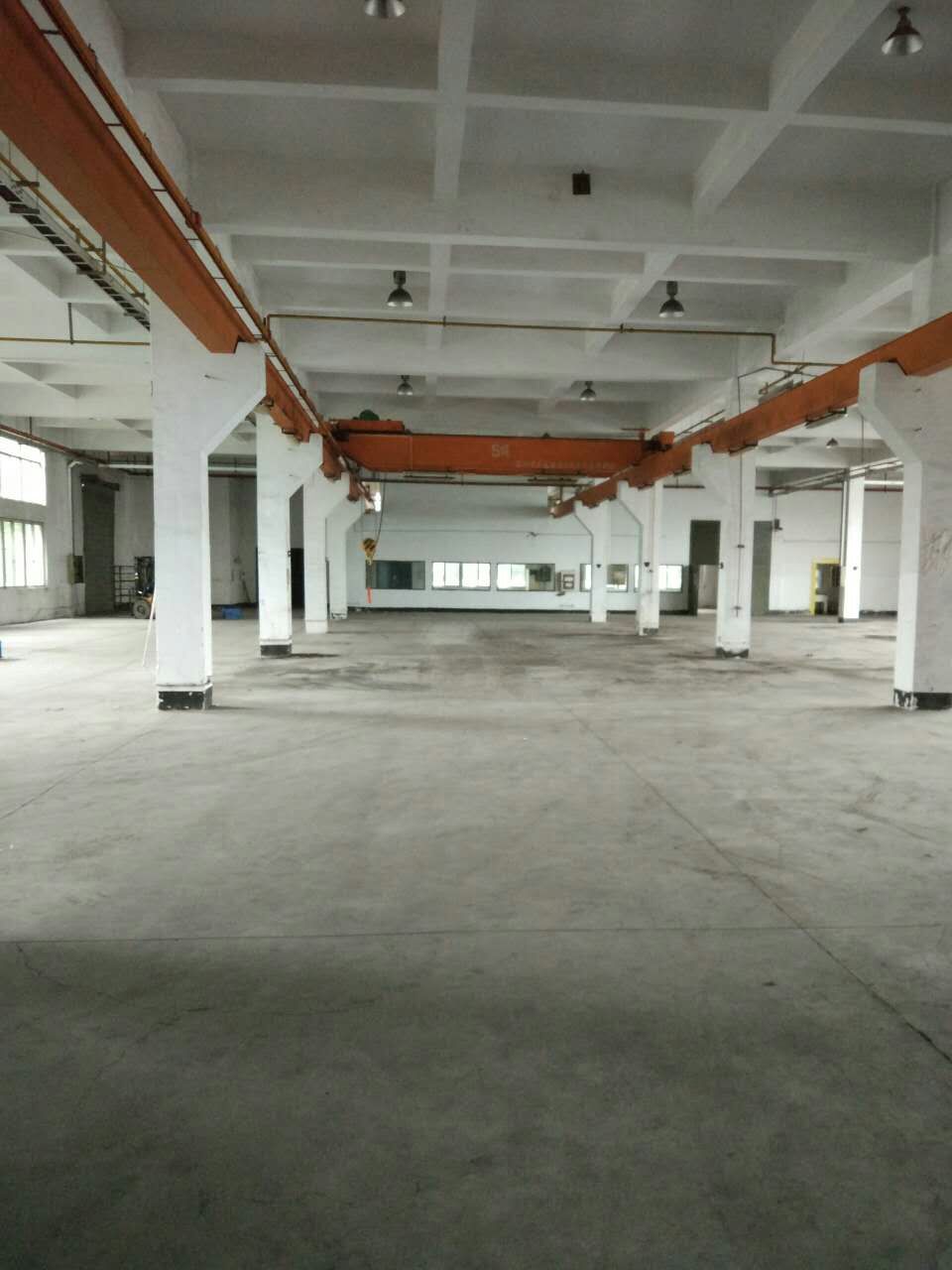 相城黄埭春秋路旁4600平方机械厂房，带行车，交通方便
