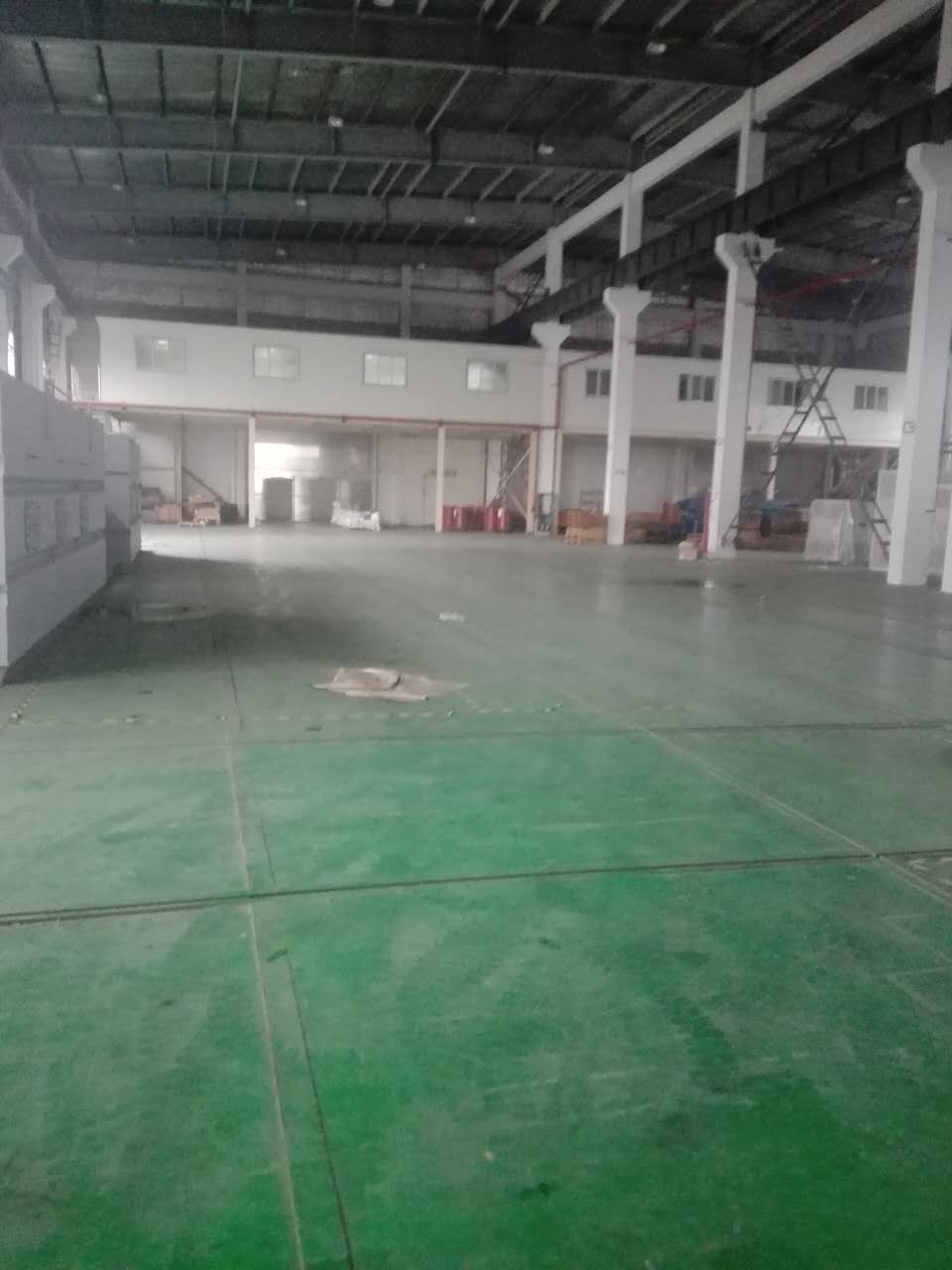 新区2000平标准机械厂房，交通非常方便，大车好近！