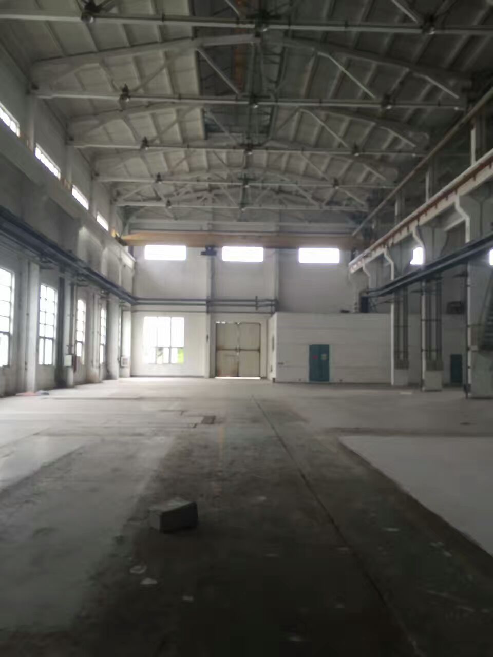 新区浒关，单层机械厂房，层高12米，有行车，交通方便！
