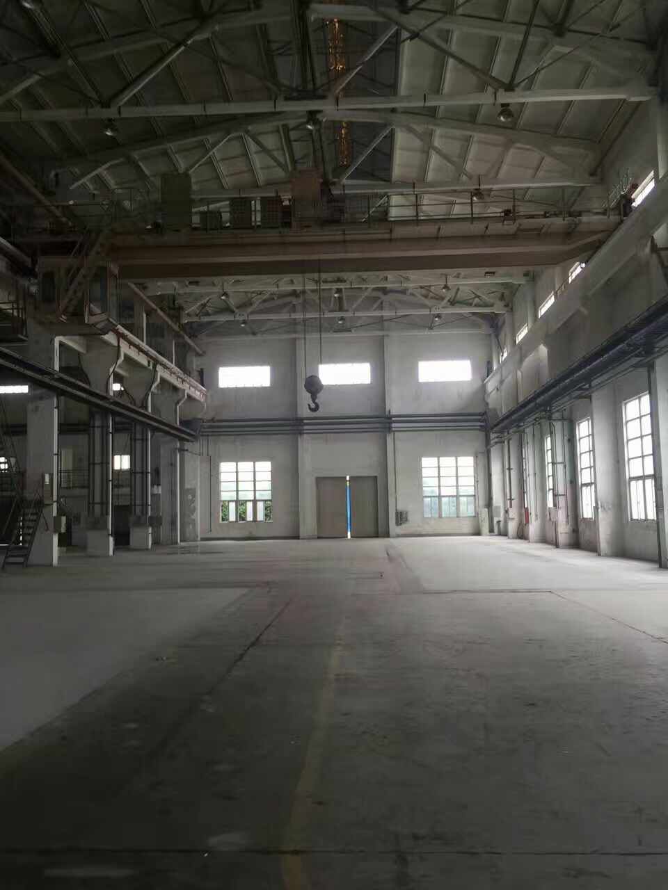 新区浒关，机械厂房，层高12米，10吨行车，交通方便！