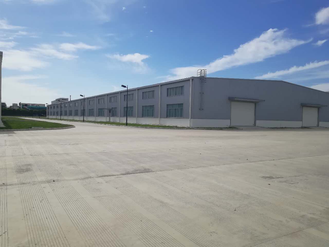 单层机械厂房出售，占地10亩，有办公，宿舍，空地大