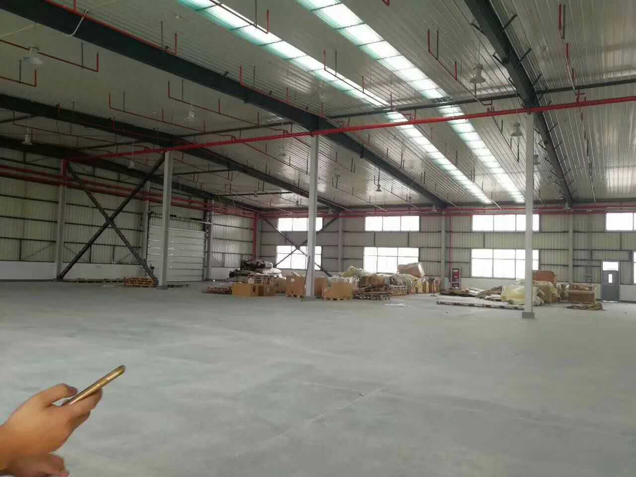 标准仓库出租，层高8米，空地大，交通方便，位置好！