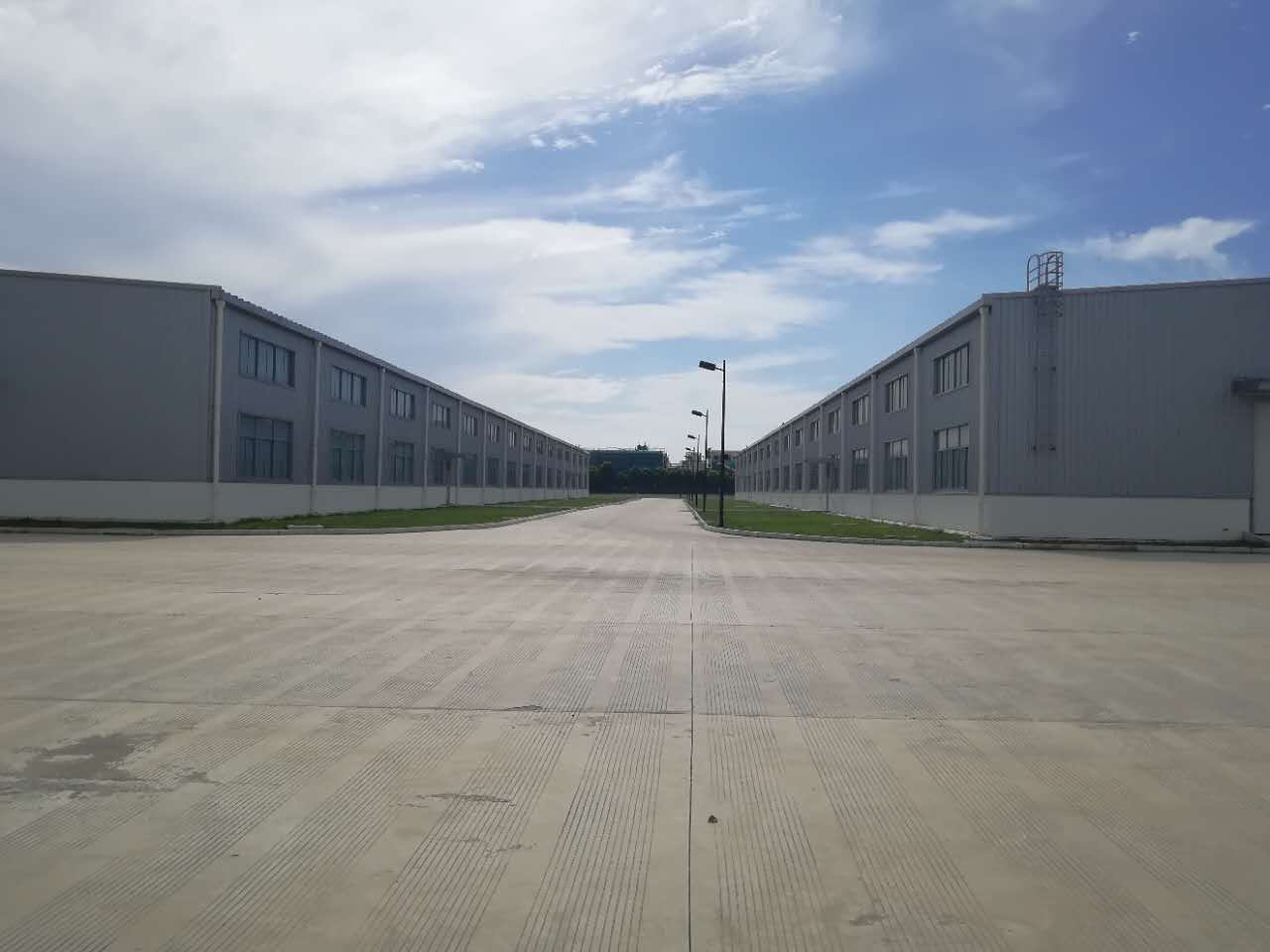 园区湖东，标准仓库出租，共计20000平，可以分租，形象好，车辆进出方便！！