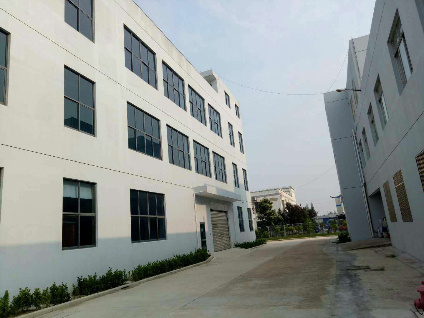 新区科技城厂房招租，二楼2000平，形象极佳，位置好，交通方便