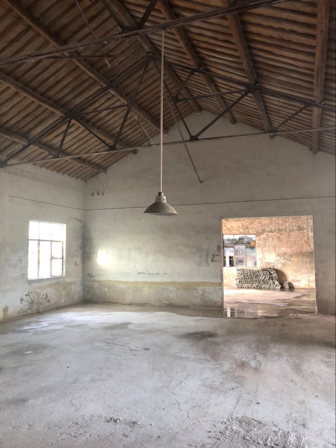 独门独院，一楼650平厂房出租，大车进出方便，！！