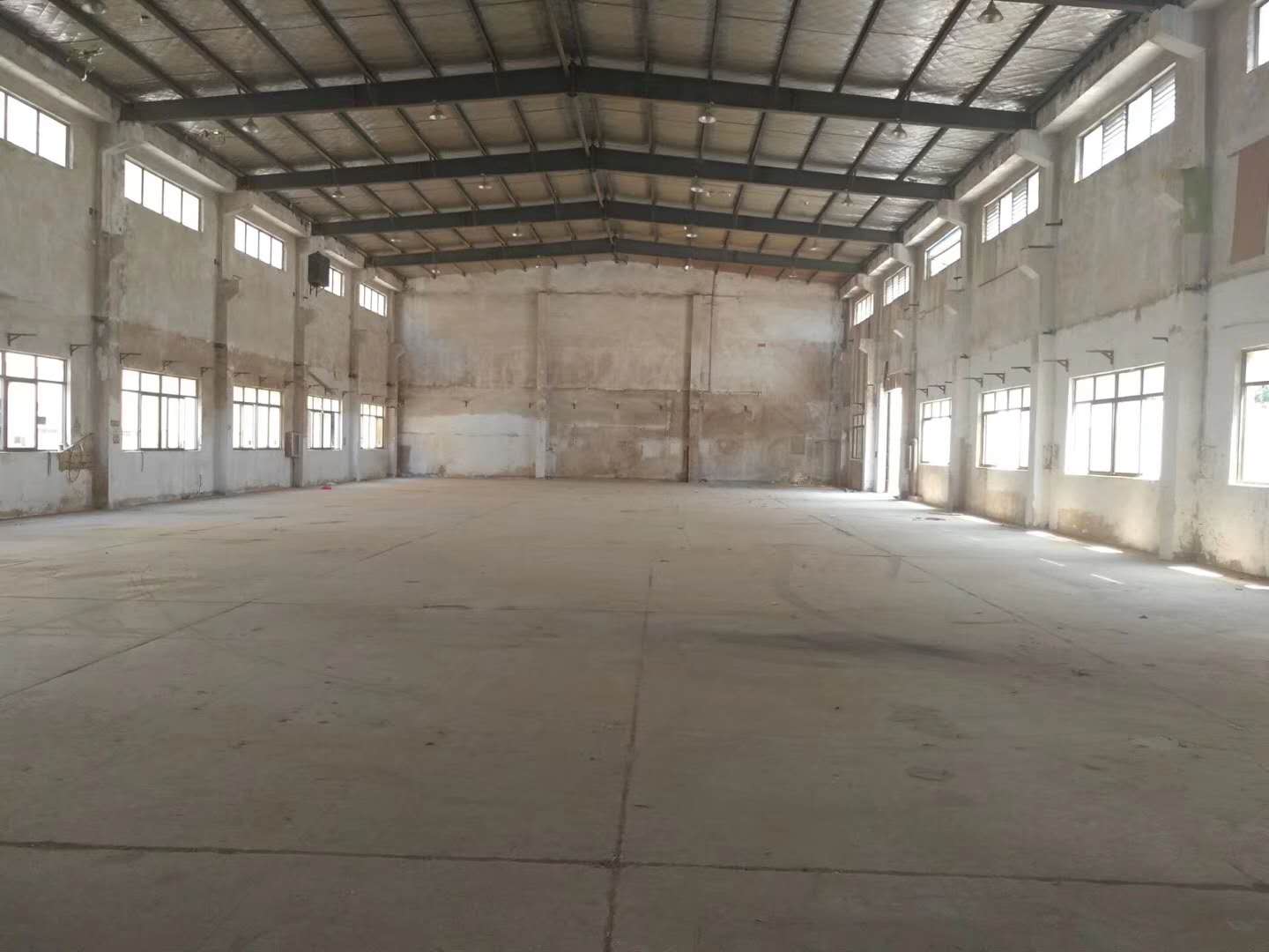 常熟，辛庄，火车头式1800平单层机械厂房出租，适合多种行业，层高12米，大车好进出！！！！