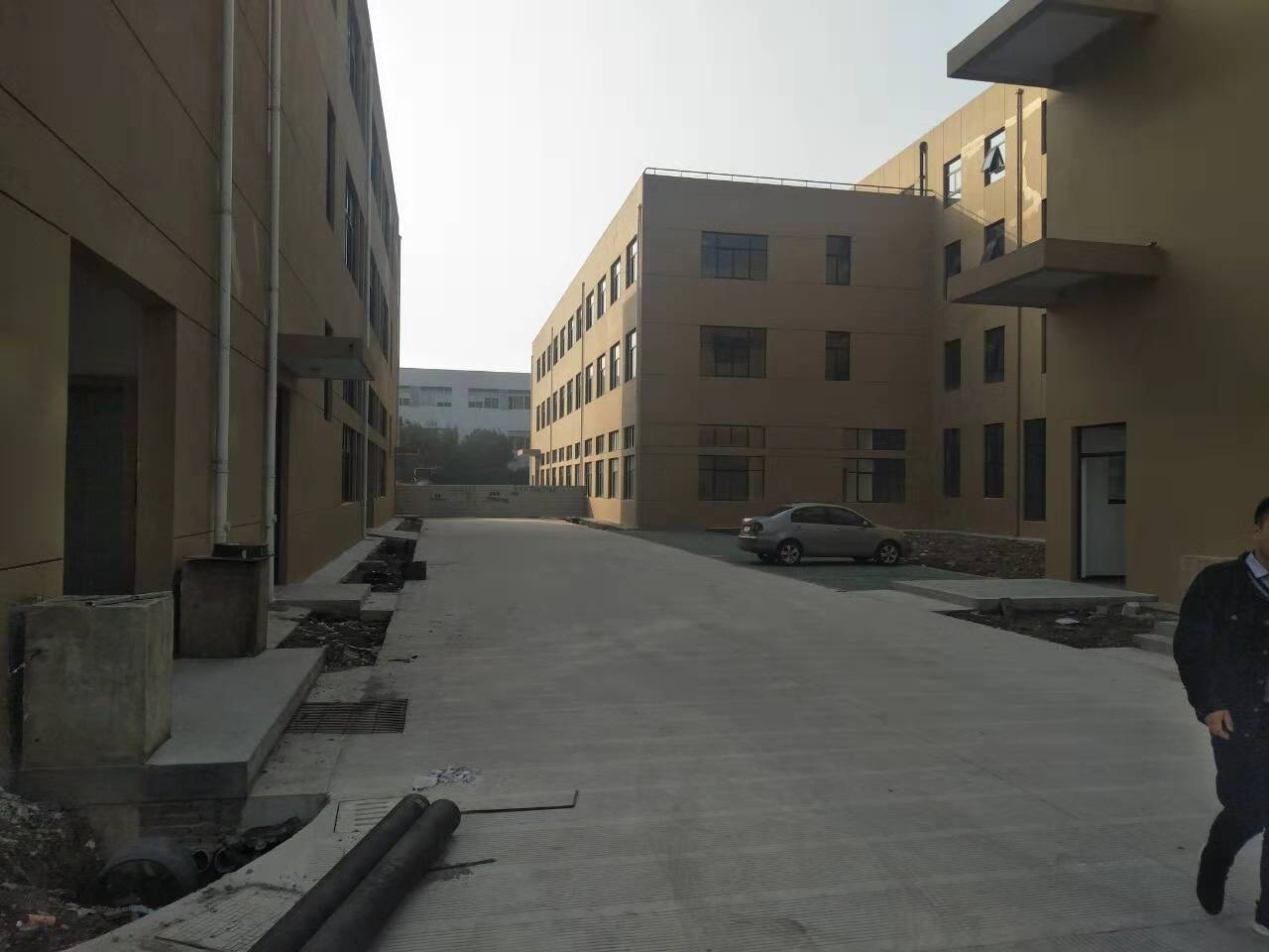 常熟，辛庄，1800平标准厂房出租，可做服装，带办公宿舍
