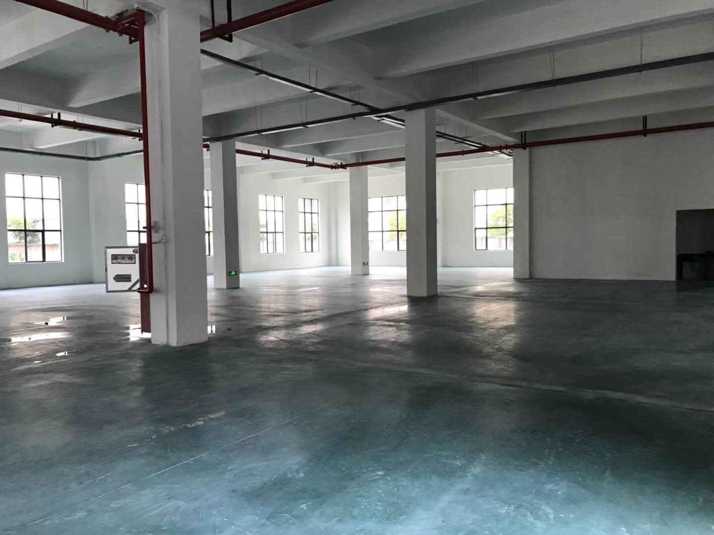 新区标准厂房招租，适合仓库，层高6米，形象好，交通方便，位置好