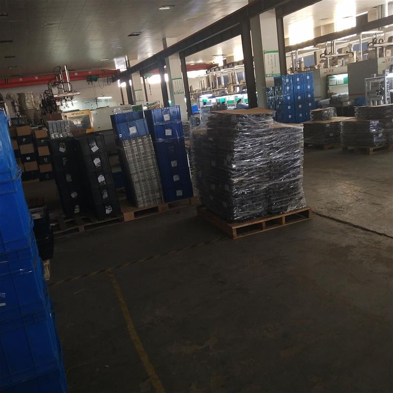 新区浒关一楼2800平，层高5.5米，有两部3顿行车，价格30含票价