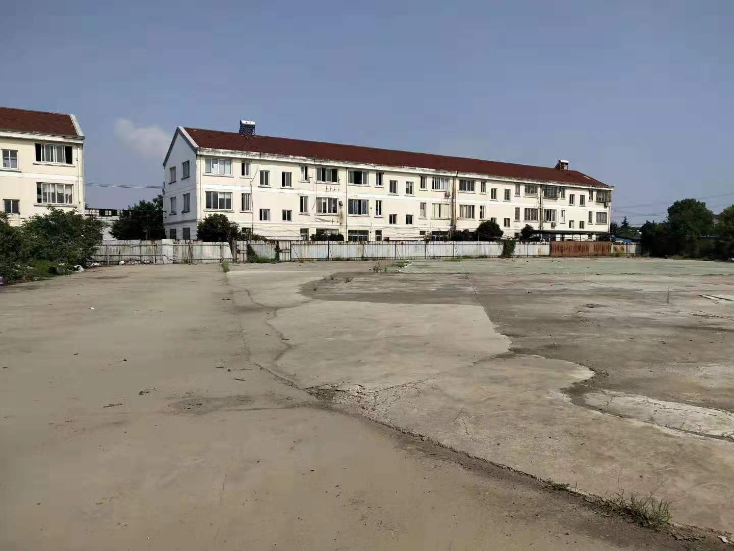 相城望亭华阳村有8亩空地，硬化的有厂证，可以搭棚子，边上还有5400平单层厂房